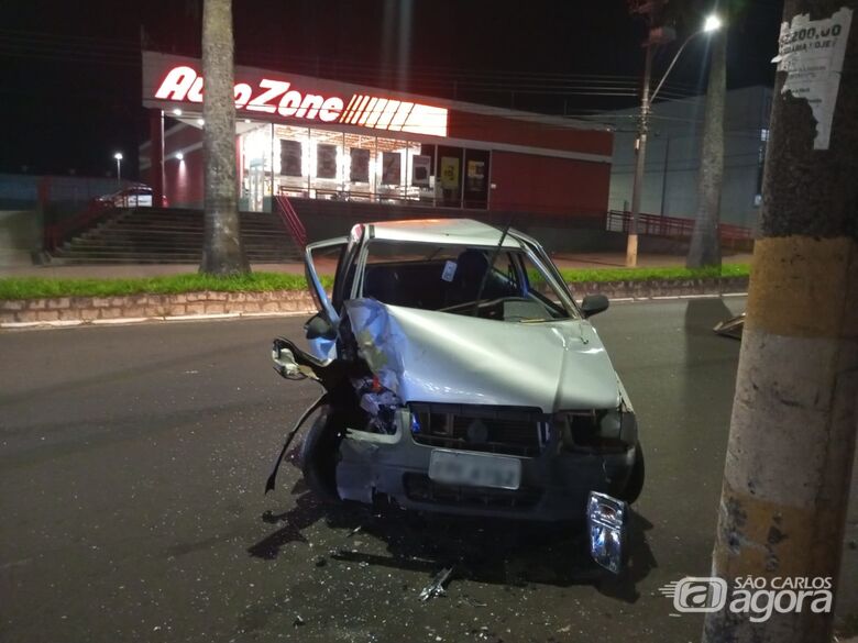 Motorista bate em poste e abandona carro na Getúlio Vargas - Crédito: Lourival Izaque