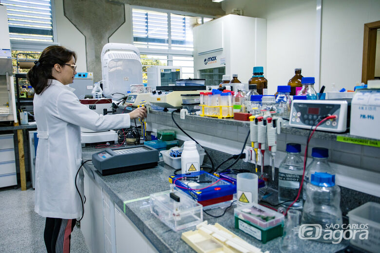 Estudante do Laboratório de Bioquímica e Biotecnologia Molecular, Campus Sorocaba (Walter Milanetto) -