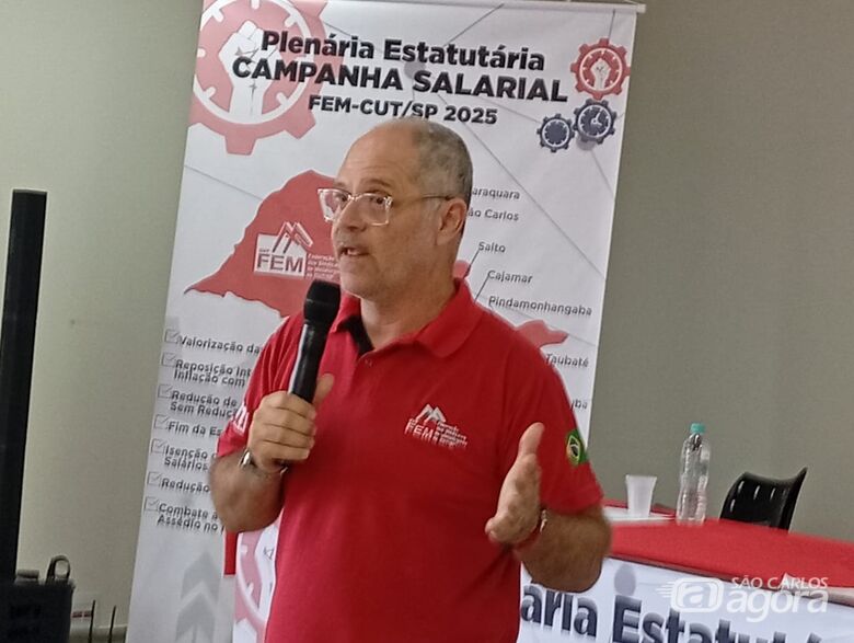  O presidente da FEM/CUT, Erick Silva, fala durante a plenária: busca de reposição da inflação e aumento real de salários - Crédito: SCA