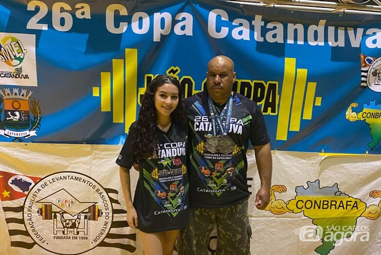 No pódio com a filha Manu, Rodolfo comemora as duas conquistas na Copa Catanduva de Supino e Levantamento Terra - Crédito: Divulgação