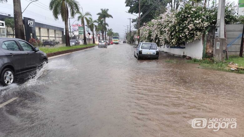 Chuva alagou avenida Getúlio Vargas - Crédito: Maycon Maximino