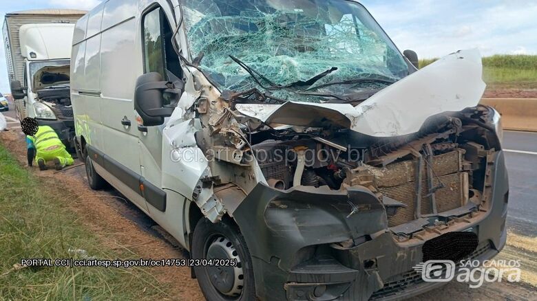 Engavetamento envolvendo ambulância causa congestionamento na SP-310 -