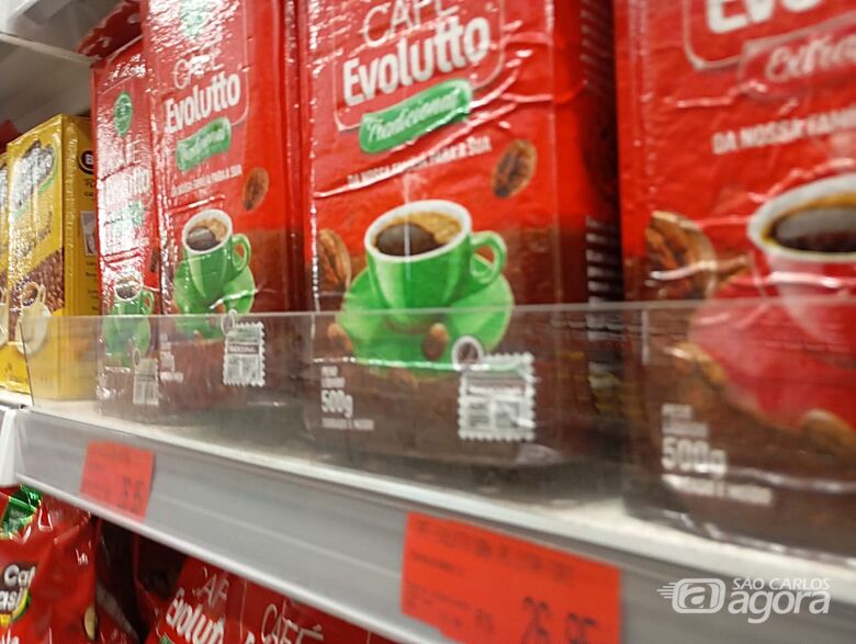 O café nos supermercados de São Carlos: crise hídrica, alta dos insumos e exportações fazem os preços saltarem novamente - Crédito: SCA