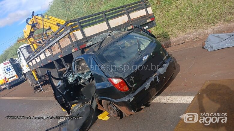 Motorista morre após colidir em caminhão parado no acostamento -
