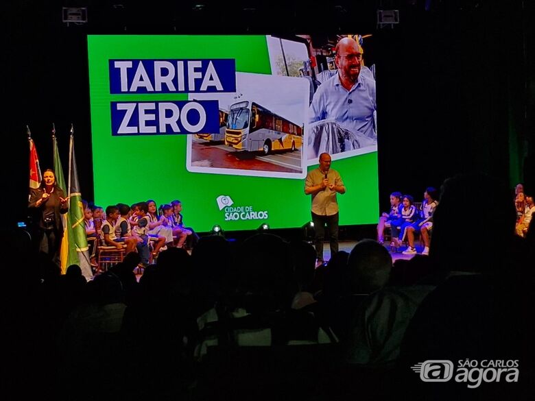 Neto discursa no teatro municipal - Crédito: Abner Amiel