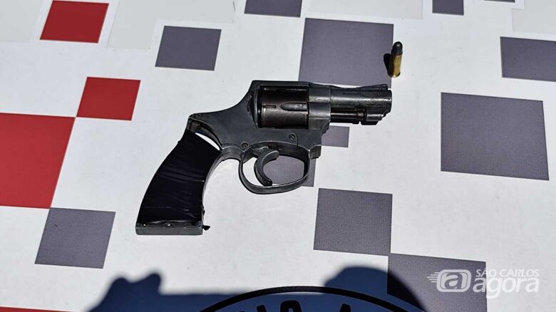 Motociclista é flagrado com revólver na Praça Itália  - Crédito: Maycon Maximino