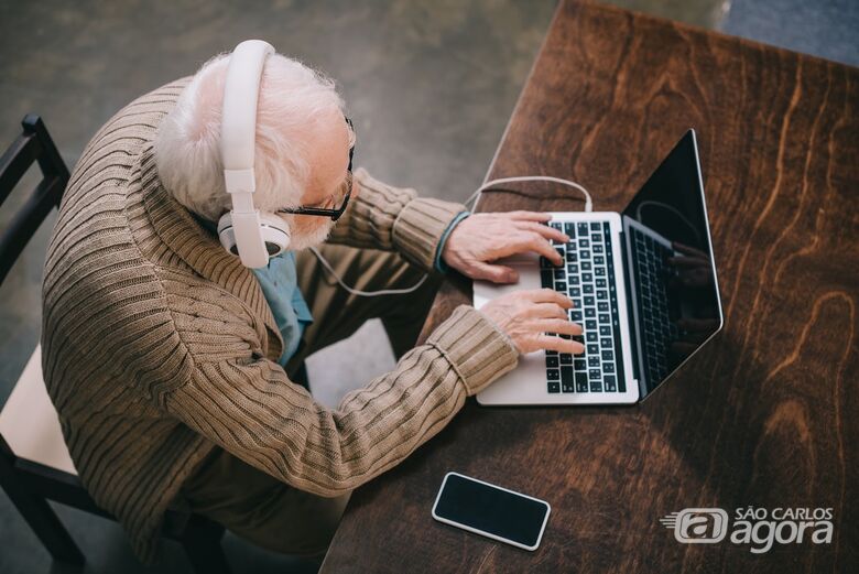 O Curso de Informática para Idosos no ICMC ocorrerá hoje sexta-feira, de 25 de abril a 11 de julho (crédito da imagem: Envato) - 