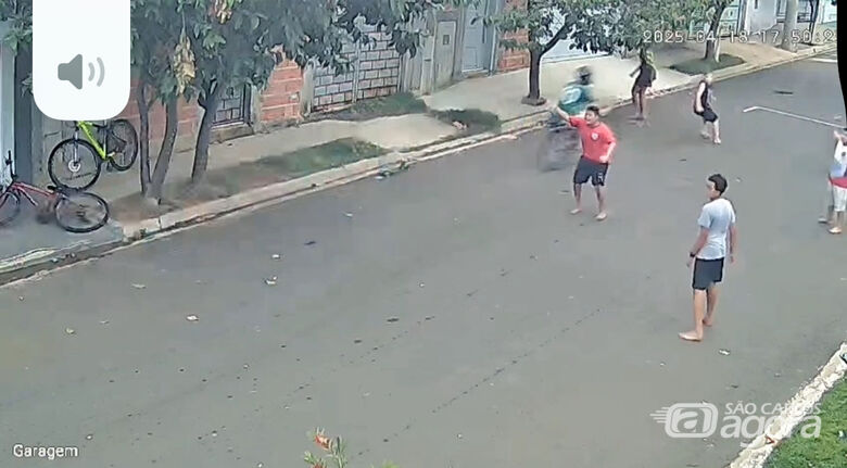 Acidente com bicicleta motorizada deixa dois ferido em Ibaté; veja vídeo -