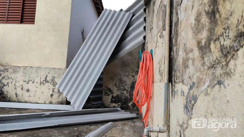 Homem caiu do telhado de uma casa e sofreu ferimentos - Crédito: Maycon Maximino