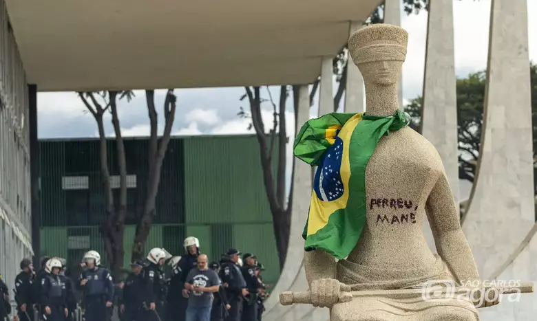 STF condena mulher que pichou estátua a 14 anos de prisão - Crédito: Agência Brasil