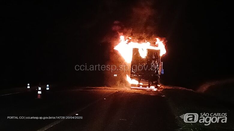 Carreta é consumida por incêndio na SP-330 -