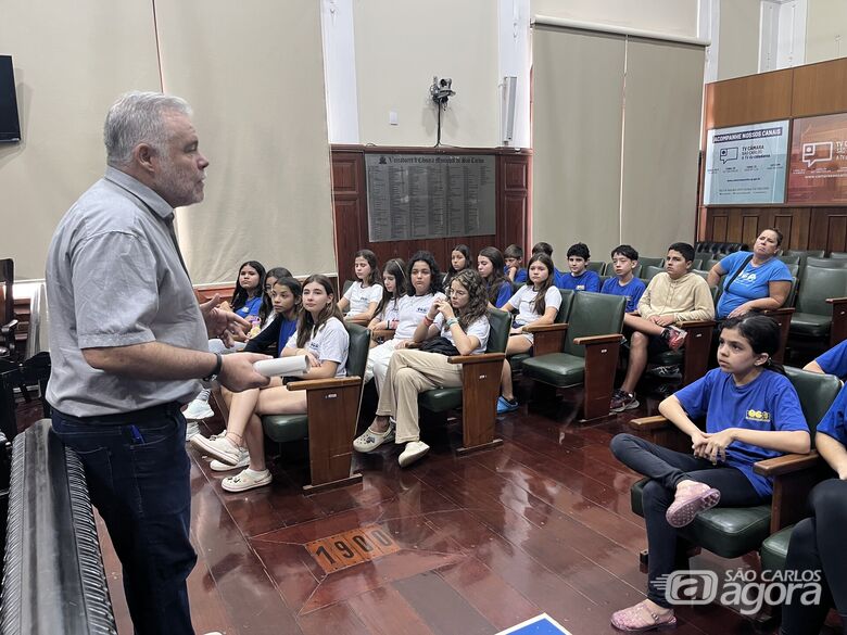 Lineu conversando sobre a Câmara com os alunos da Oca dos Curumins - Crédito: Divulgação