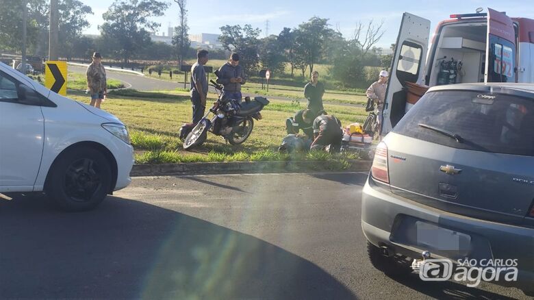 Motociclista recebe atendimento médico: socorrida à Santa Casa - Crédito: Maycon Maximino
