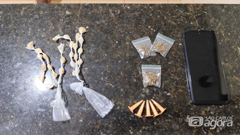 A droga e o celular foram apreendidos na CPJ - Crédito: Maycon Maximino