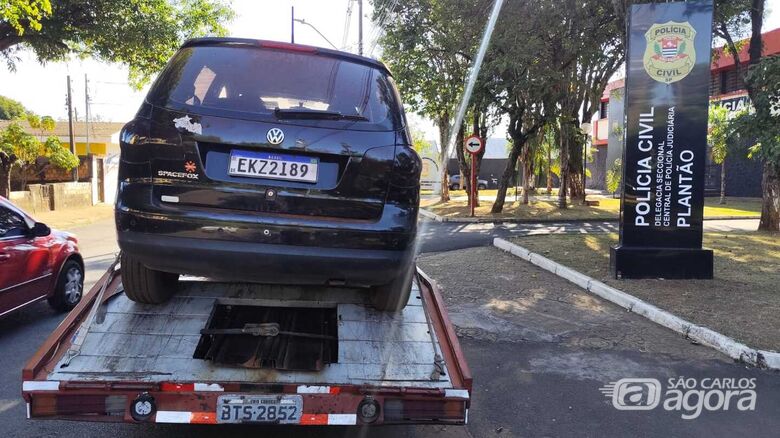 Carro produto de furto é abandonado em Ribeirão Bonito - Crédito: Maycon Maximino