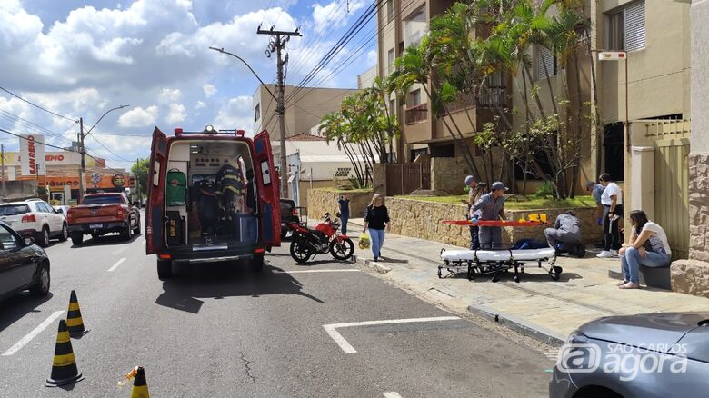 Motociclista recebe atendimento médico: socorrido à Santa Casa - Crédito: Maycon Maximino