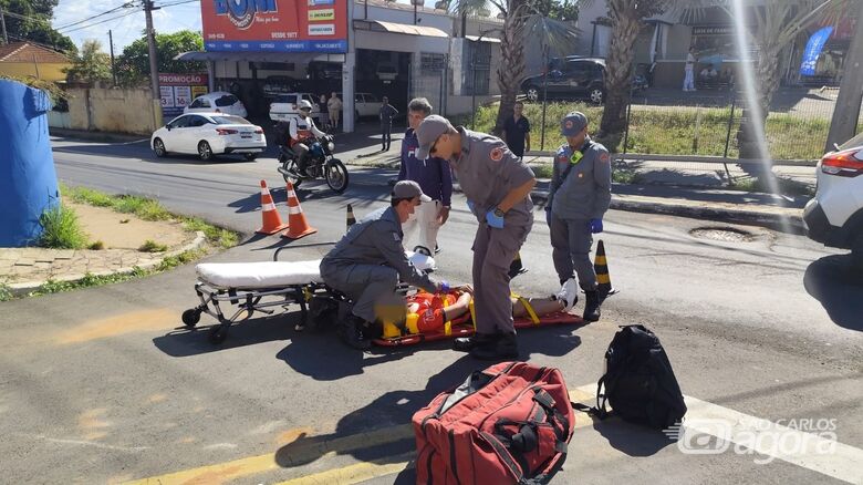 Motociclista recebe atendimento médico após o acidente de trânsito - Crédito: Maycon Maximino