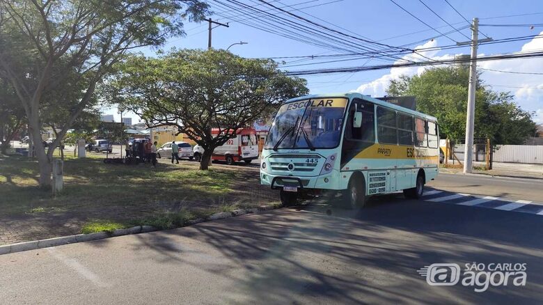 Motociclista recebe primeiros atendimentos: encaminhada à Santa Casa - Crédito: Maycon Maximino