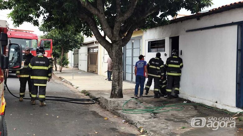 Bombeiros controlaram as chamas: ninguém se feriu - Crédito: Maycon Maximino