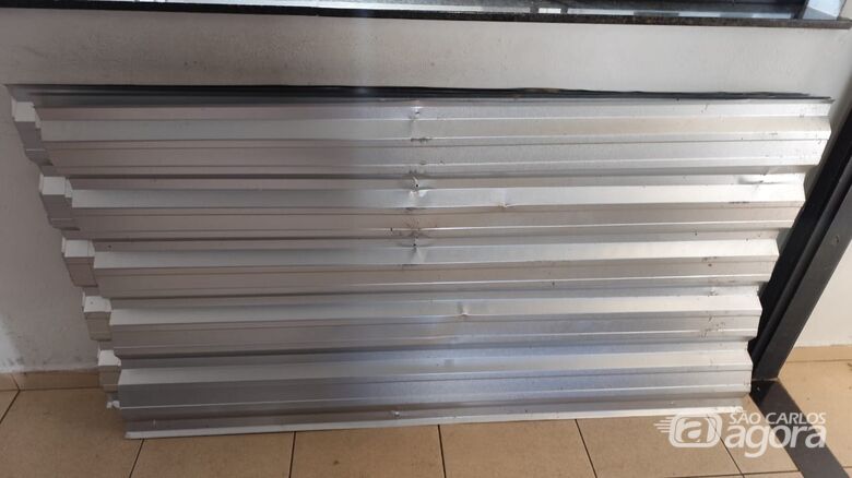 Telhas que seriam furtadas, foram recuperadas pela PM - Crédito: Divulgação