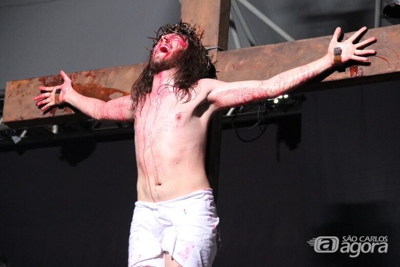 Momento da encenação em que Cristo é crucificado: evento deve reunir milhares de pessoas no Santa Felícia - Crédito: Divulgação