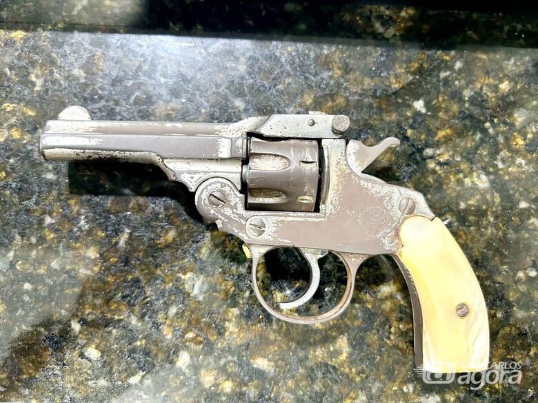 Adolescentes escondiam arma no telhado de residência na Vila Isabel -