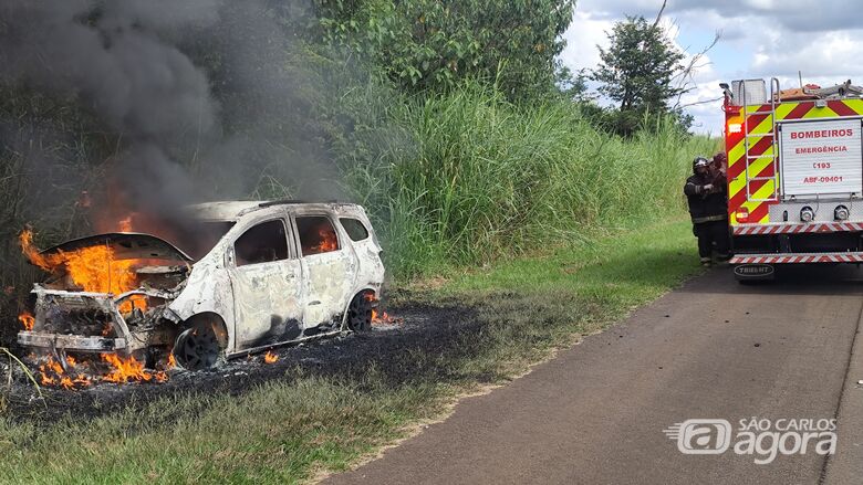 Labaredas destruíram a Spin: carro foi consumido pelo fogo - Crédito: Maycon Maximino