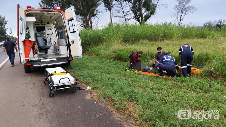 Vítima é atendida por socorristas: encaminhada à Santa Casa - Crédito: Maycon Maximino