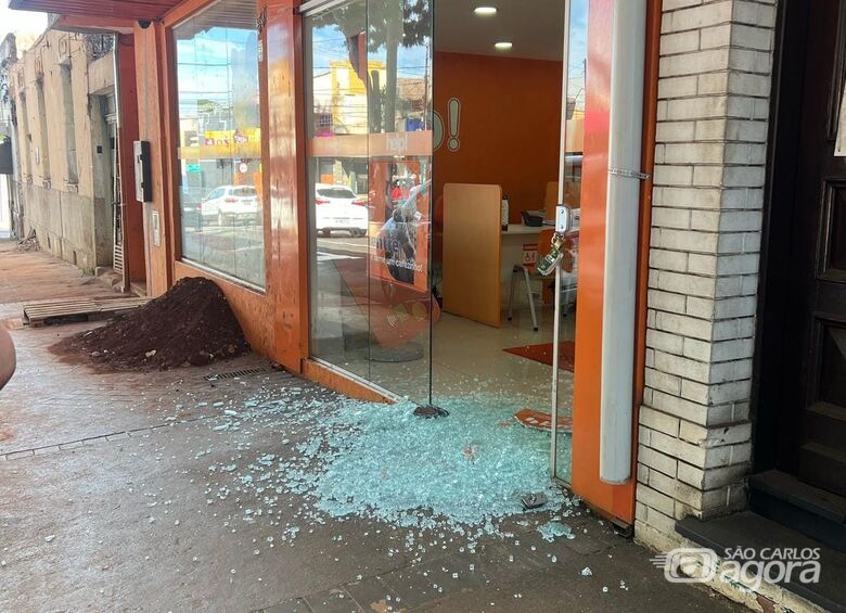 Loja teve uma porta de vidro estilhaçada pelo criminoso - Crédito: Maycon Maximino