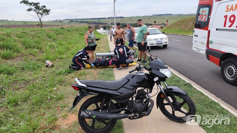 Jovem sofre fratura após queda de moto no Cidade Aracy - Crédito: Maycon Maximino
