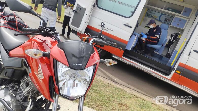 Motoboy recebe atendimento: encaminhado à Santa Casa - Crédito: Maycon Maximino