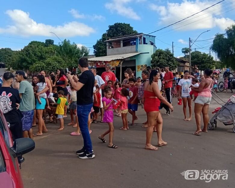 Crianças e adolescentes recebem ovos de chocolate durante ação social - Crédito: Divulgação