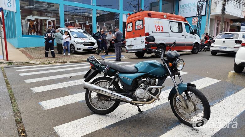 Socorristas deram atendimento ao motociclista - Crédito: Maycon Maximino