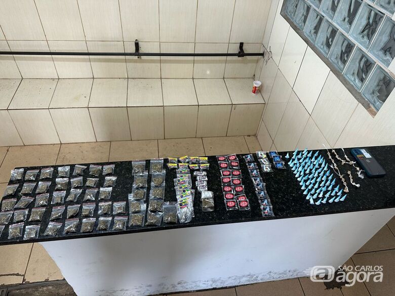 Droga que estava com o suspeito foi apreendida - Crédito: Maycon Maximino