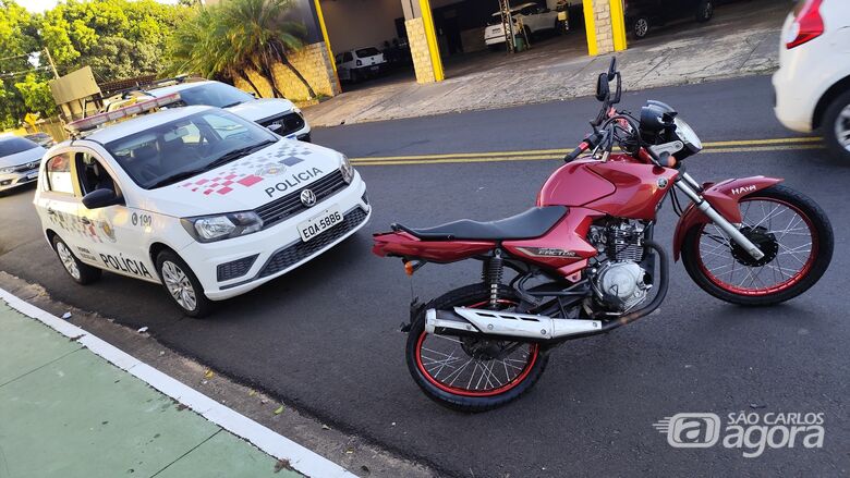 Motociclista sofreu escoriações após colisão contra carro - Crédito: Maycon Maximino