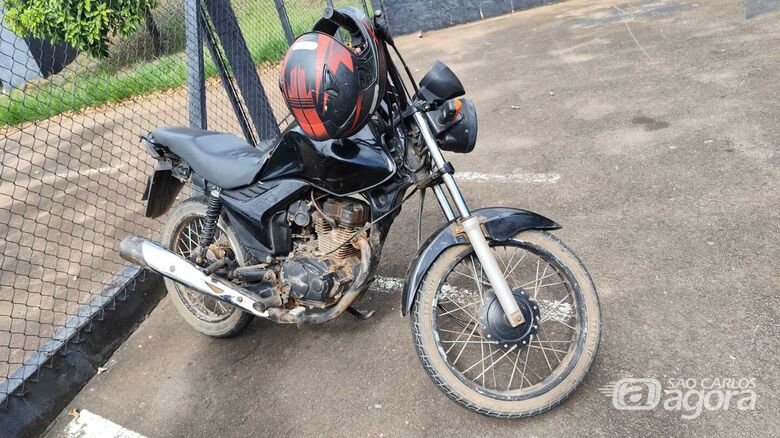 Moto de origem suspeita foi apreendida pelos GMs - Crédito: Maycon Maximino