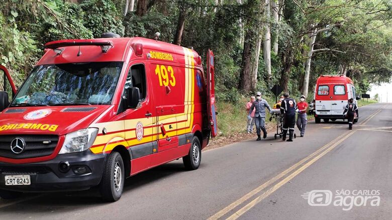 Vítima sendo atendida pela UR: encaminhada à Santa Casa para atendimento médico - Crédito: Maycon Maximino