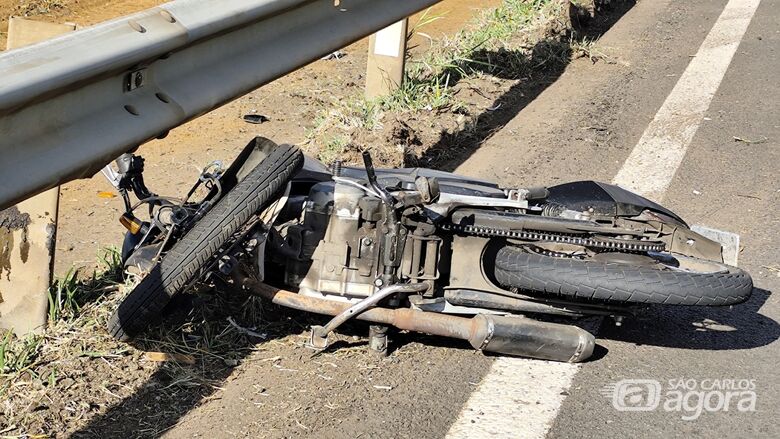 Motocicleta foi parar embaixo de uma defensa metálica - Crédito: Maycon Maximino