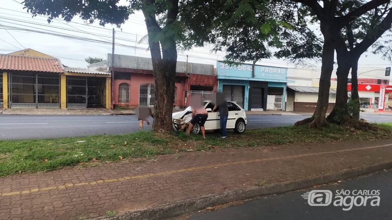 Gol sofreu danos após o choque contra a árvore - Crédito: Maycon Maximino