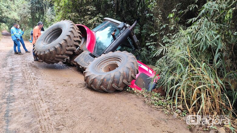Trator ficou pendurado na ponte de madeira e trabalhador se feriu com certa gravidade - Crédito: Maycon Maximino