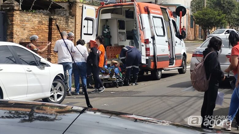 Idoso recebe atendimento médico e foi encaminhado à Santa Casa - Crédito: Maycon Maximino