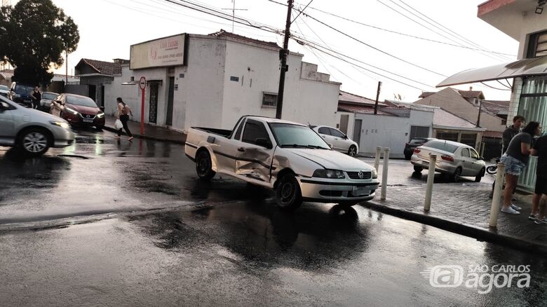 Motorista avança pare e causa colisão envolvendo quatro carros - Crédito: Maycon Maximino