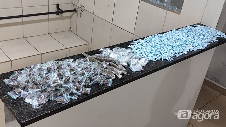 Força Tática prende "gerente de biqueira" com grande quantidade de drogas - Crédito: Maycon Maximino