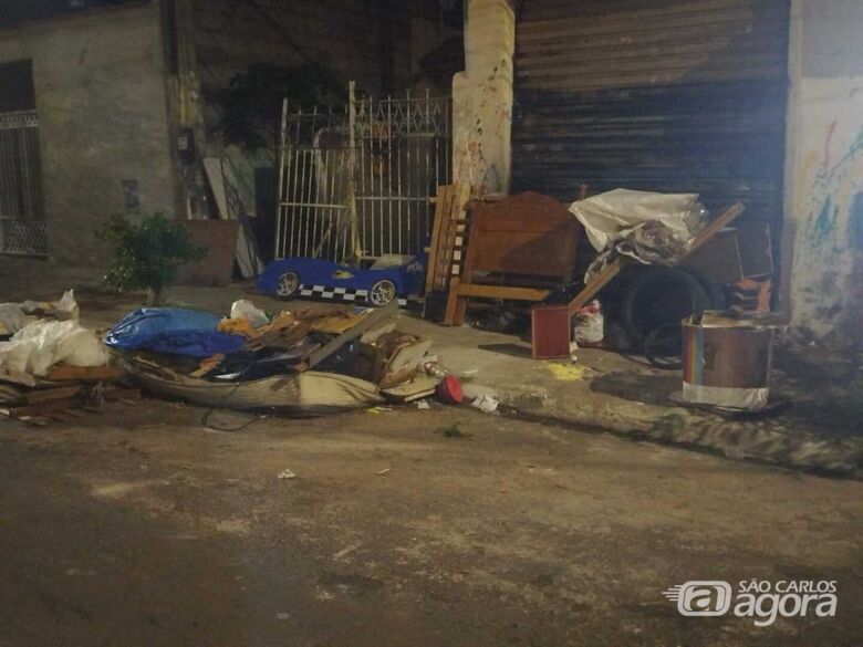 Moradores denunciam descarte irregular de entulho no bairro Eduardo Abdelnur -