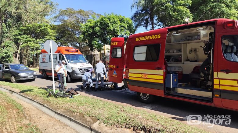 Bombeiros prestam atendimento à universitária: à esquerda, a bike que ela pilotava - Crédito: Maycon Maximino