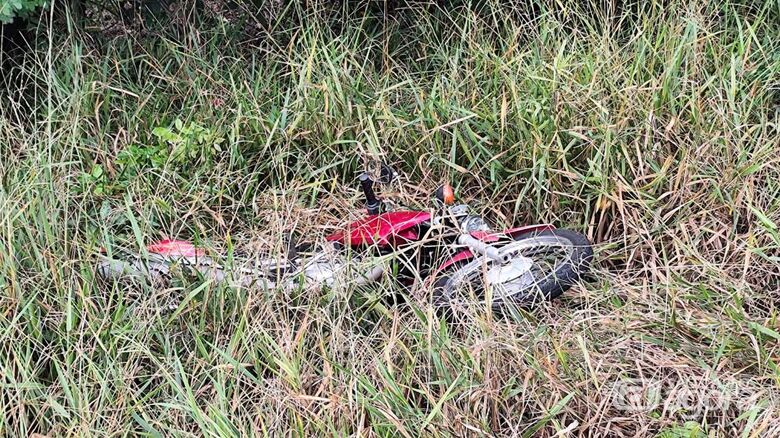 Moto foi arremessada à distância e se imobilizou em meio a um matagal - Crédito: Maycon Maximino