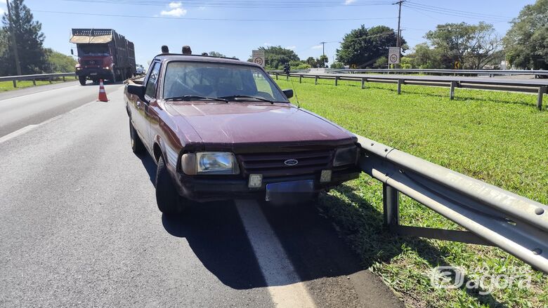 Parati colidiu contra o guardrail: picape ficou sem a direção - Crédito: Maycon Maximino