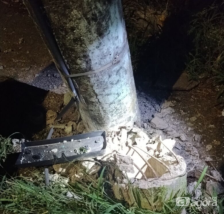 Poste teve sua estrutura abalada após a colisão - Crédito: Divulgação