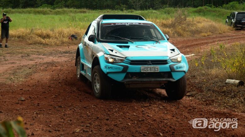 Veículos de off road: O percurso envolve 8 estradas rurais num trecho de 120 quilômetros entre a orla da Represa do Broa e áreas de reflorestamento - Crédito: Lipe Nascimento