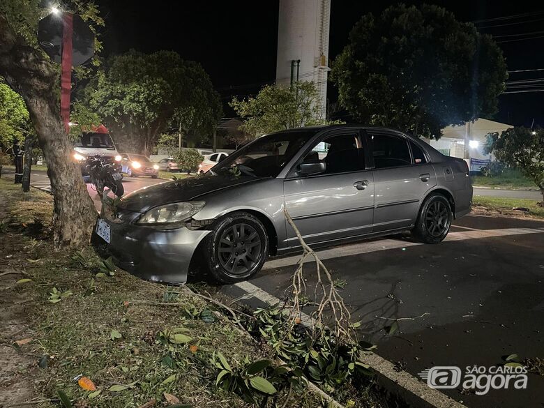 Veículo atingiu moto e uma árvore - Crédito: Lourival Izaque